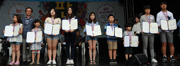  동국대총장상 수상자들 모습 시상 목성수 고문좌측 2번째