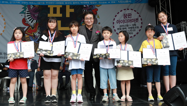  백석예술대총장상 수상자들 모습  이승춘 수원대 조형예술학과 교수좌측 4번째