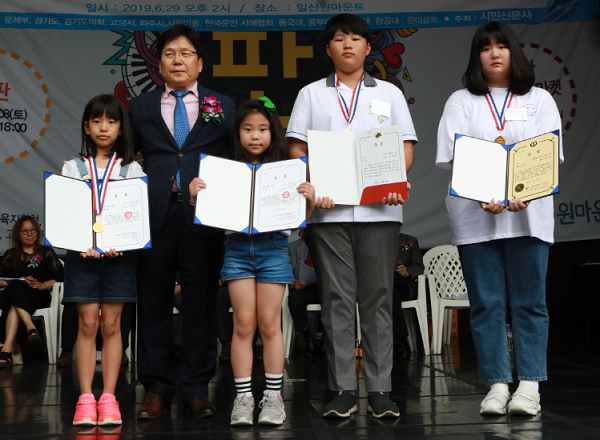  특상서울미술협회문인협회서예협회 이사장상의 수상자들 모습 김문영 교수좌측 2번째