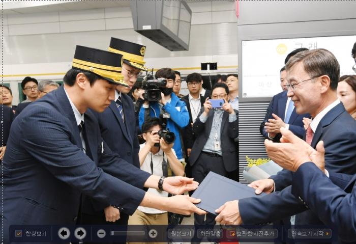 2019년 9월 시민들의 기대 속에 도시철도 김포골드라인이 개통했다 오른쪽 맨 앞에 정하영 시장 